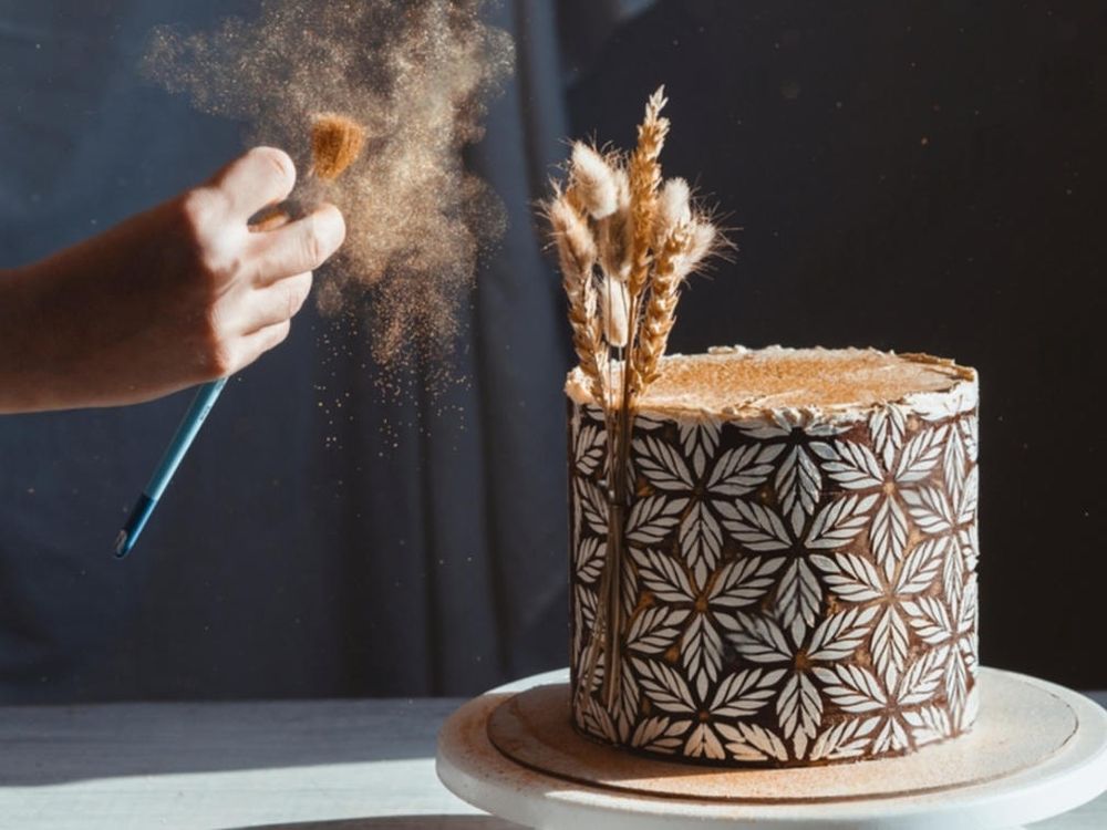 How to Use Edible Glitter on Cakes