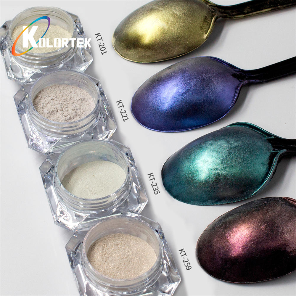 Interference powders in gold, blue, green and red, with the effect developed on applied swatches Interference powders in gold, blue, green and red, with the effect developed on applied swatches
