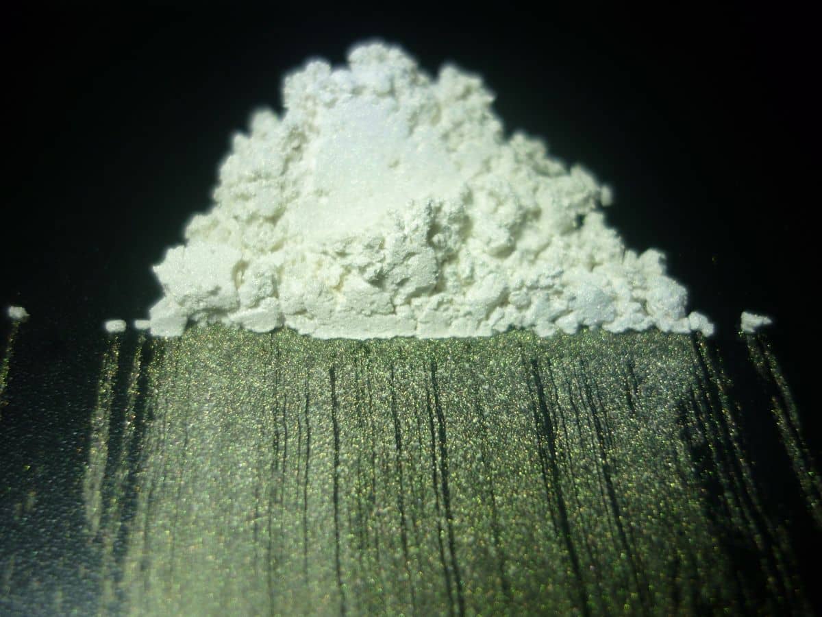 Interference powder appears near-white in bulk and develops its colour on the substrate Interference powder appears near-white in bulk and develops its colour on the substrate